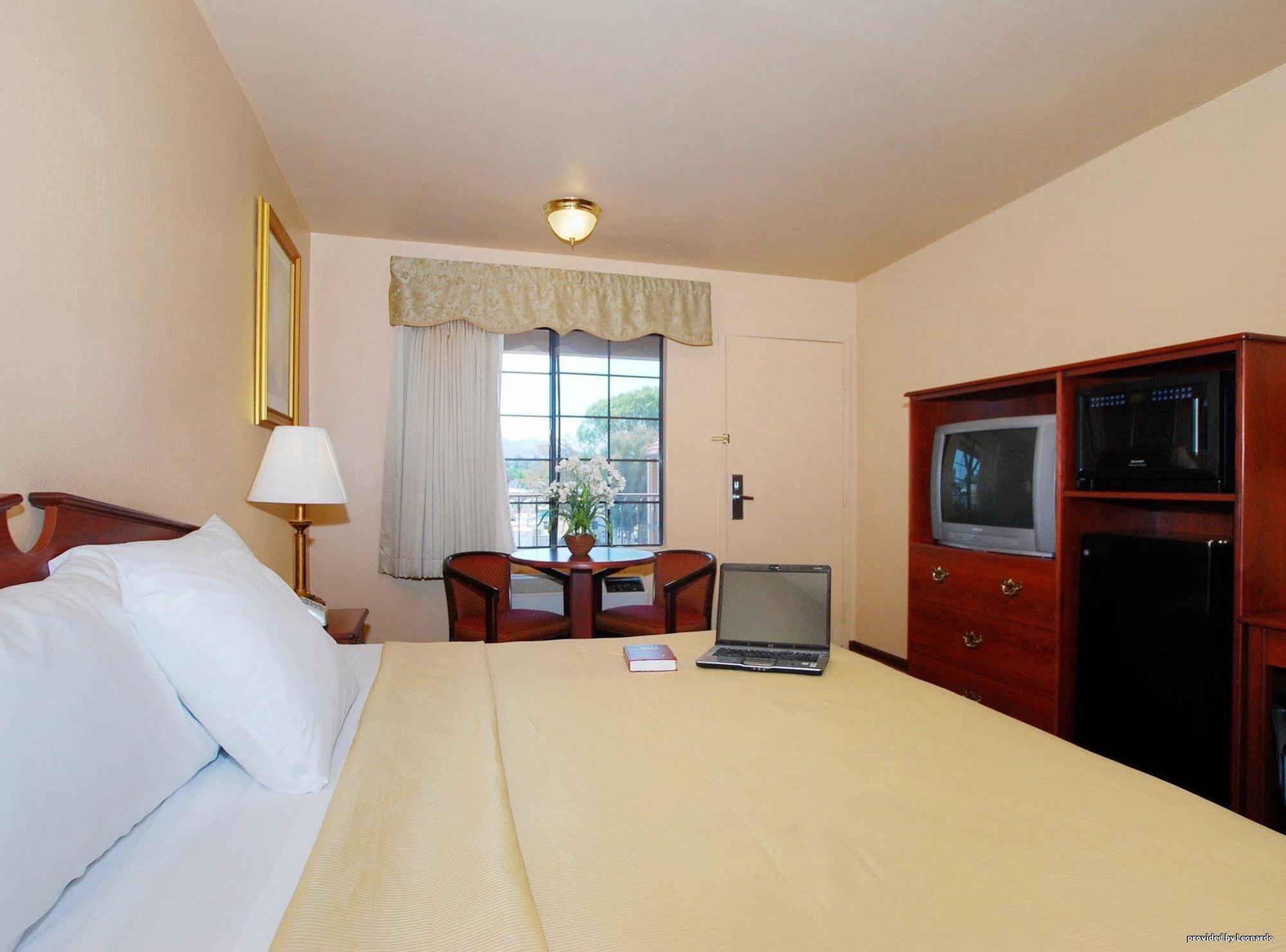 إل كاجون، سان ديغو، كاليفورنيا Rancho San Diego Inn & Suites الغرفة الصورة